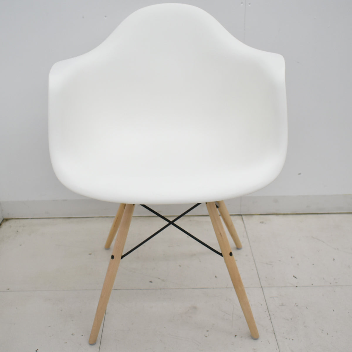 【中古】ハーマンミラー　イームズシェルアームチェア　DAW　ウッドベース　ホワイト　2025121101【中古オフィス家具】