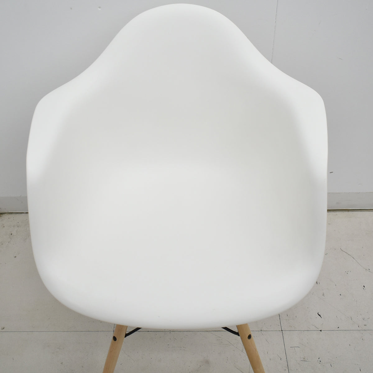 【中古】ハーマンミラー　イームズシェルアームチェア　DAW　ウッドベース　ホワイト　2025121101【中古オフィス家具】