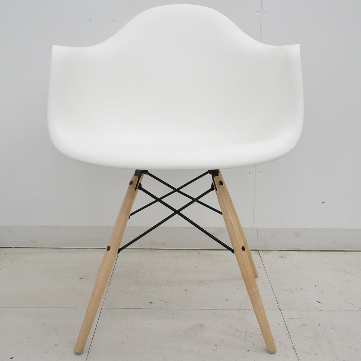 【中古】ハーマンミラー　イームズシェルアームチェア　DAW　ウッドベース　ホワイト　2025121101【中古オフィス家具】