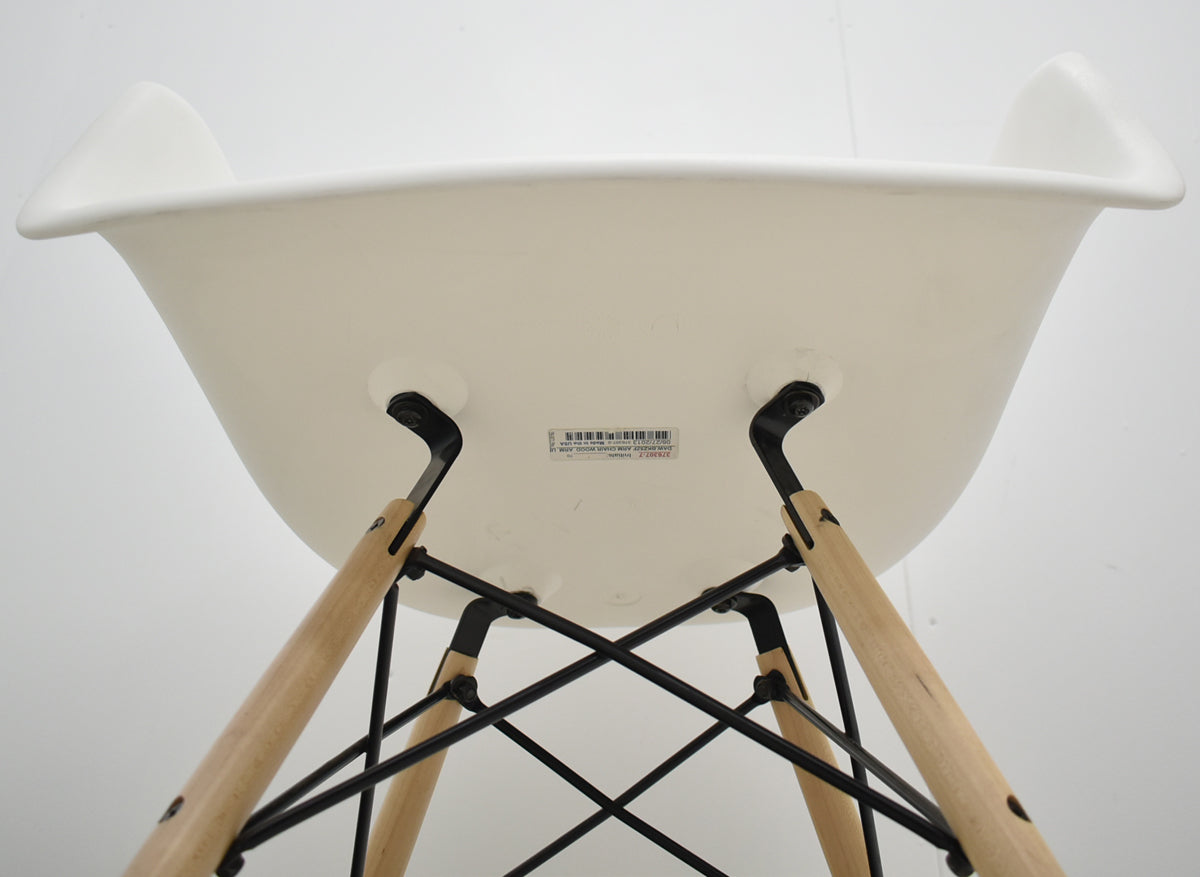 【中古】ハーマンミラー　イームズシェルアームチェア　DAW　ウッドベース　ホワイト　2025121101【中古オフィス家具】