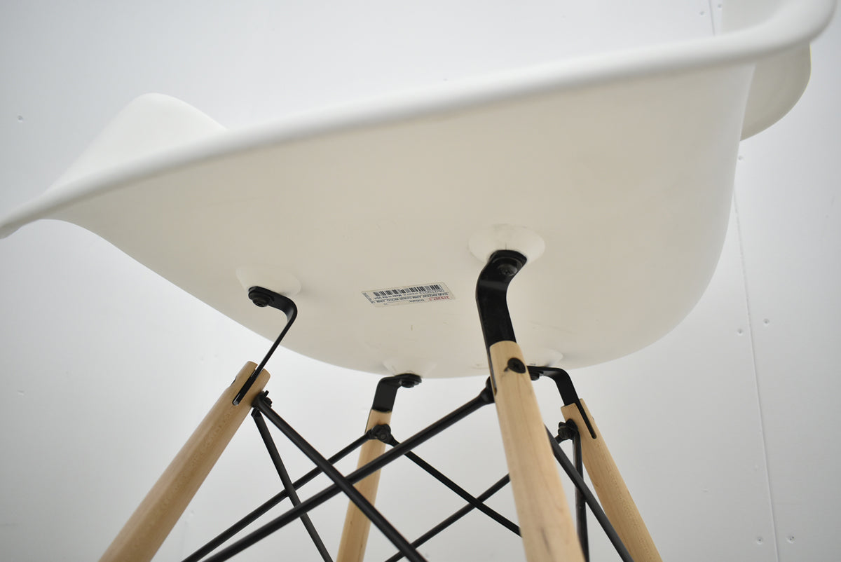 【中古】ハーマンミラー　イームズシェルアームチェア　DAW　ウッドベース　ホワイト　2025121101【中古オフィス家具】