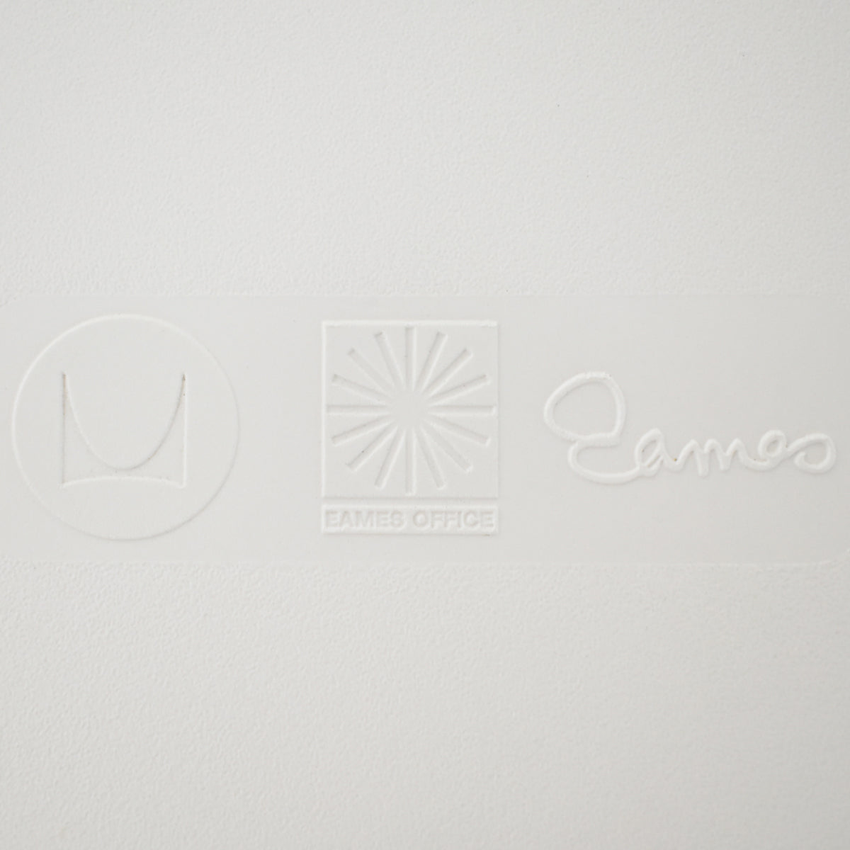 【中古】ハーマンミラー　イームズシェルアームチェア　DAW　ウッドベース　ホワイト　2025121101【中古オフィス家具】