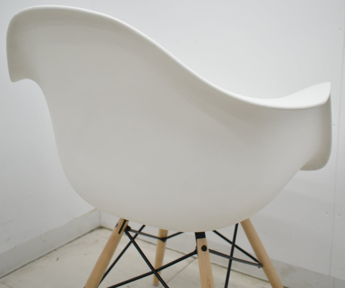 【中古】ハーマンミラー　イームズシェルアームチェア　DAW　ウッドベース　ホワイト　2025121101【中古オフィス家具】