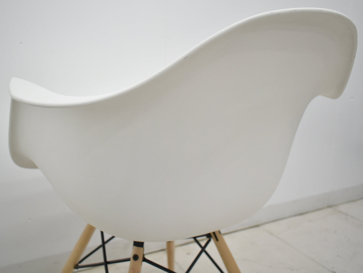 【中古】ハーマンミラー　イームズシェルアームチェア　DAW　ウッドベース　ホワイト　2025121101【中古オフィス家具】