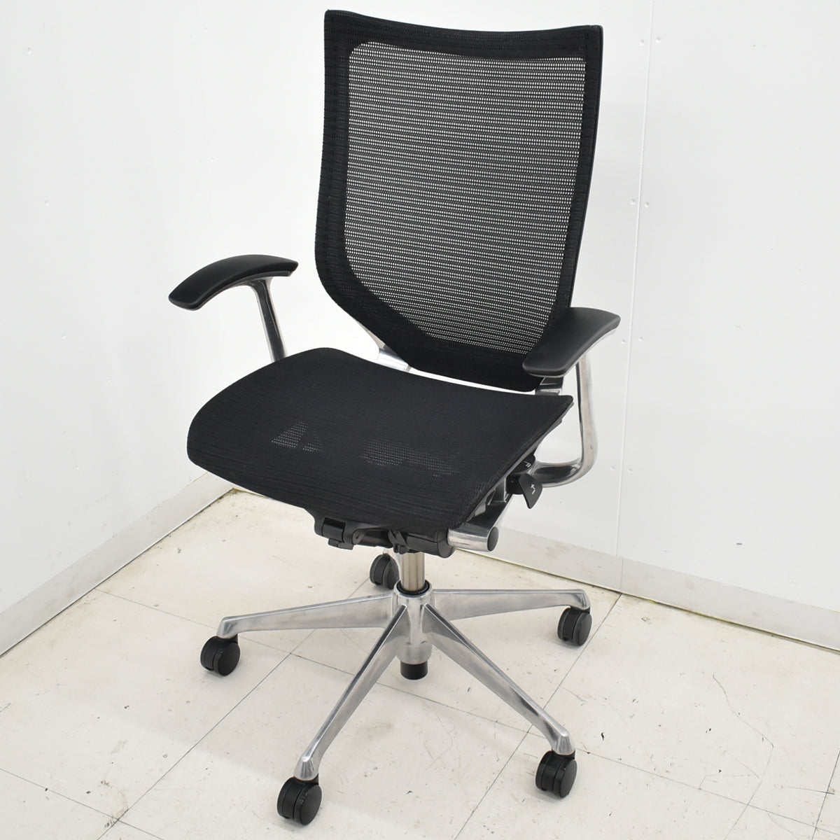 【中古】オカムラ　バロン　ハイバック　固定肘　ポリッシュ　肘パッド新品交換済　ブラック　2025121102【中古オフィス家具】