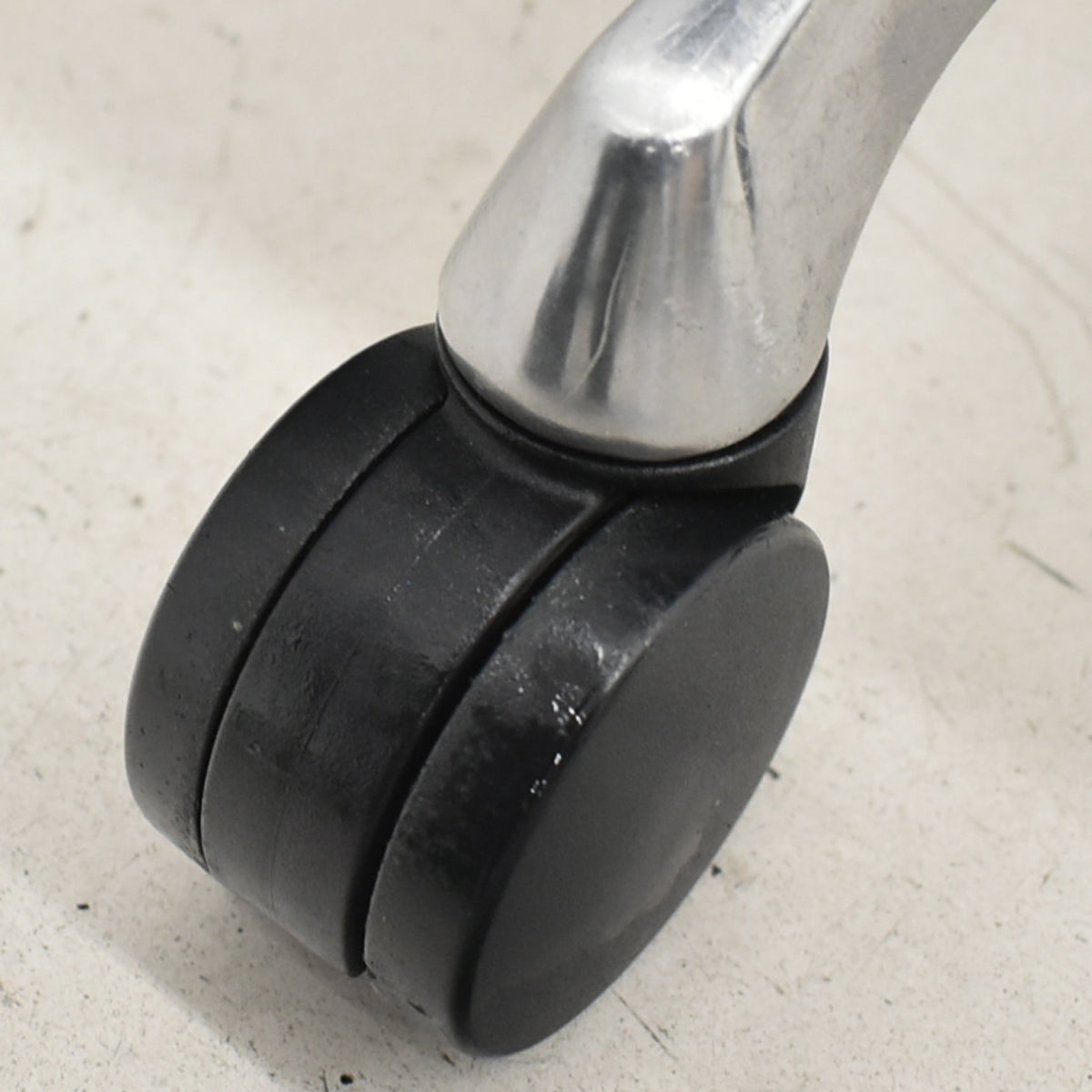 【中古】オカムラ　バロン　ハイバック　固定肘　ポリッシュ　肘パッド新品交換済　ブラック　2025121102【中古オフィス家具】