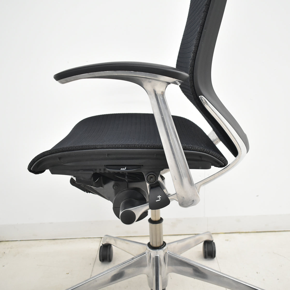 【中古】オカムラ　バロン　ハイバック　固定肘　ポリッシュ　肘パッド新品交換済　ブラック　2025121102【中古オフィス家具】