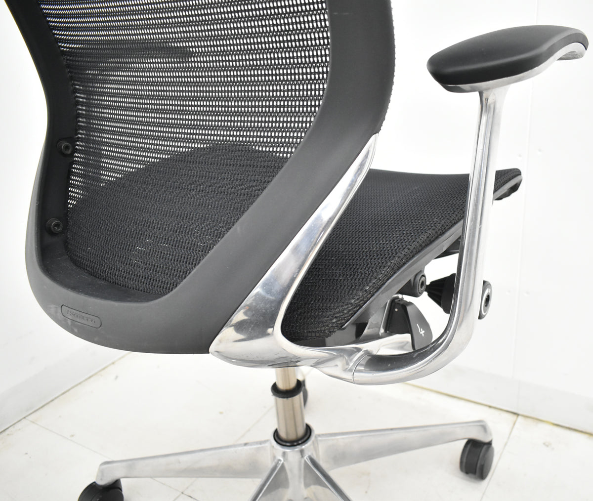 【中古】オカムラ　バロン　ハイバック　固定肘　ポリッシュ　肘パッド新品交換済　ブラック　2025121102【中古オフィス家具】