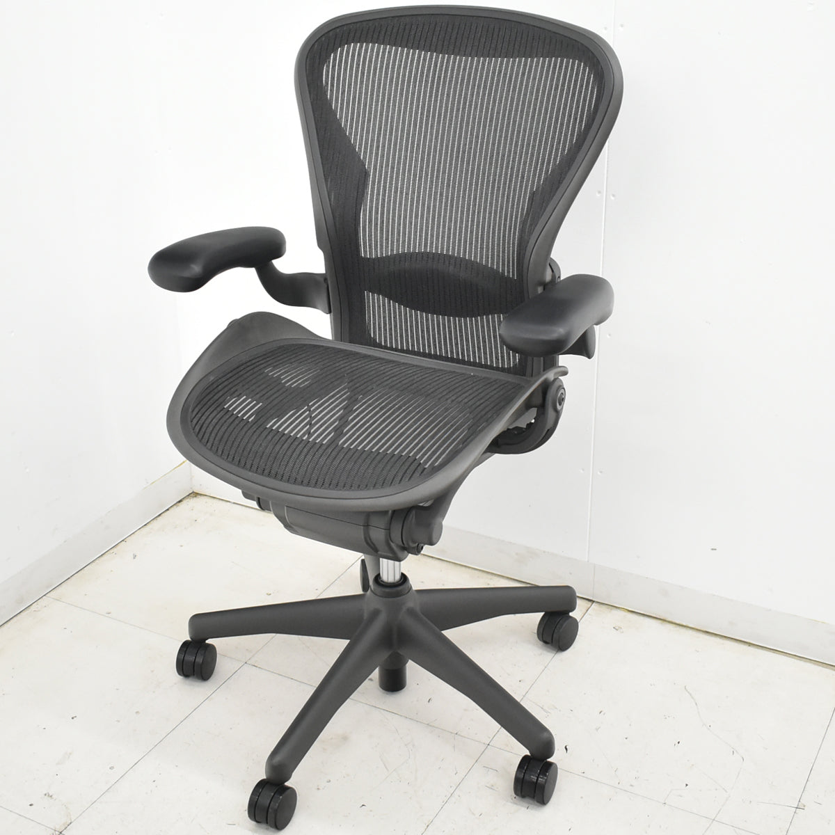 【中古】ハーマンミラー　アーロンチェア　スタンダード　Ｂサイズ　ランバーサポート　昇降ガス新品交換済　ブラック　2025121103【中古オフィス家具】
