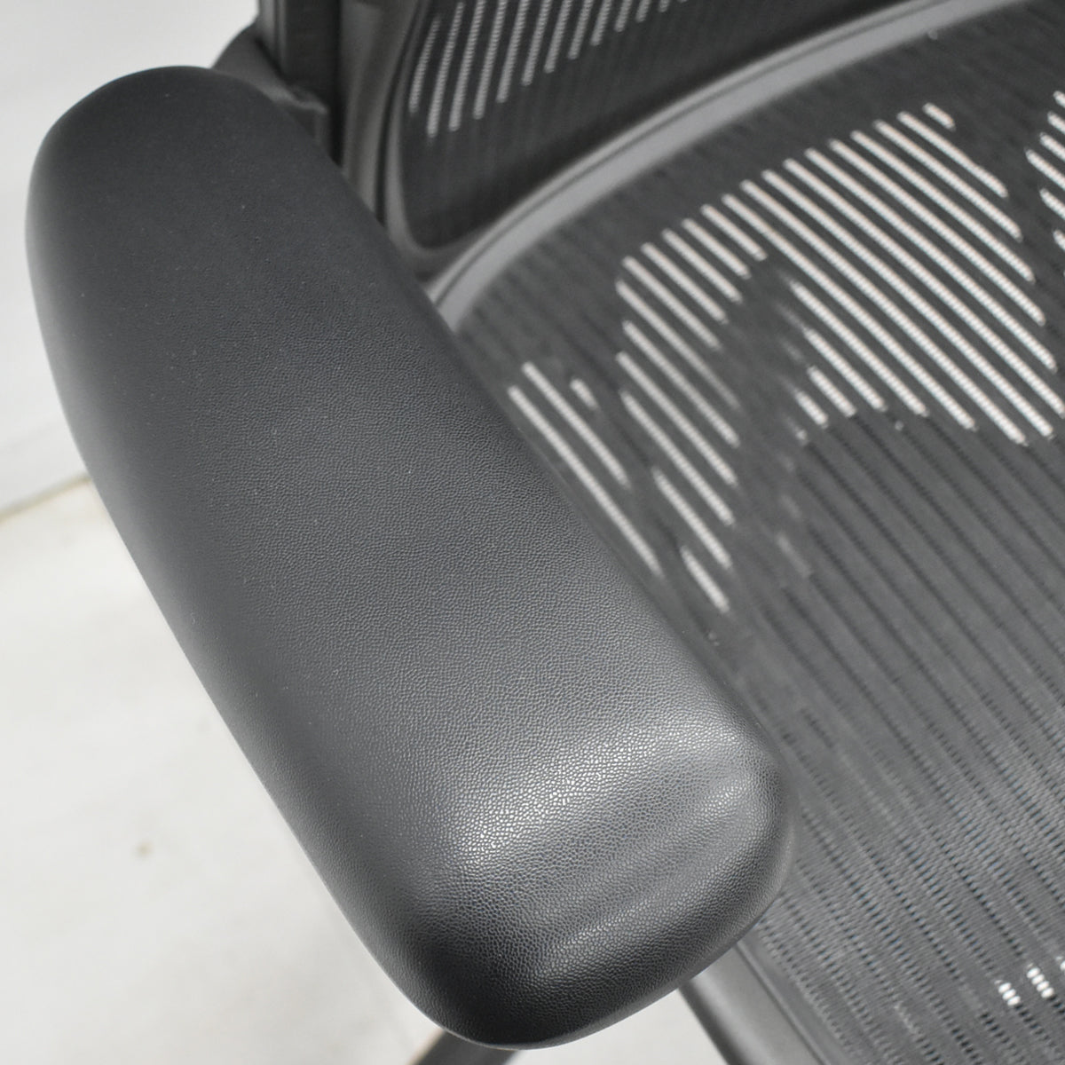 【中古】ハーマンミラー　アーロンチェア　スタンダード　Ｂサイズ　ランバーサポート　昇降ガス新品交換済　ブラック　2025121103【中古オフィス家具】