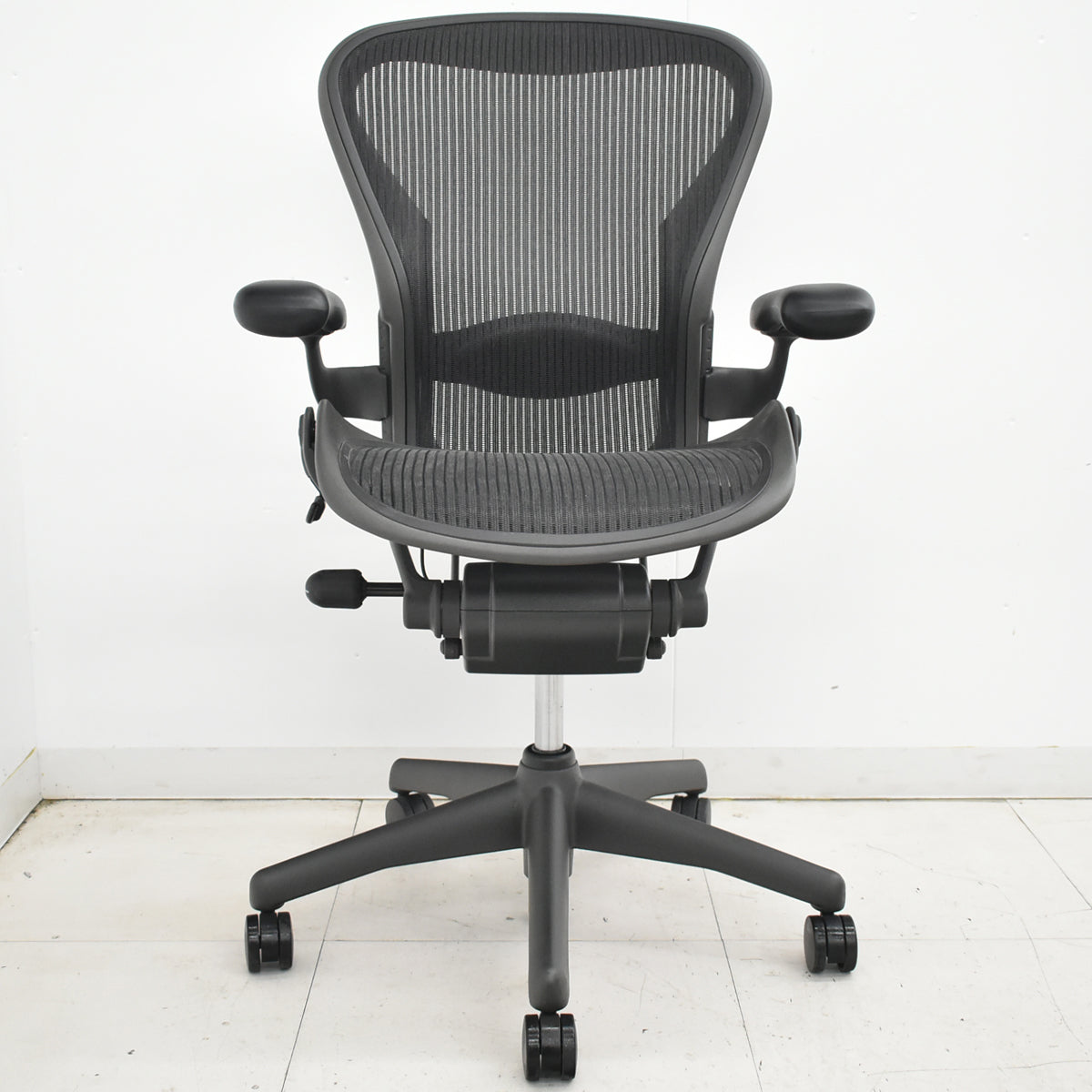 【中古】ハーマンミラー　アーロンチェア　スタンダード　Ｂサイズ　ランバーサポート　昇降ガス新品交換済　ブラック　2025121103【中古オフィス家具】