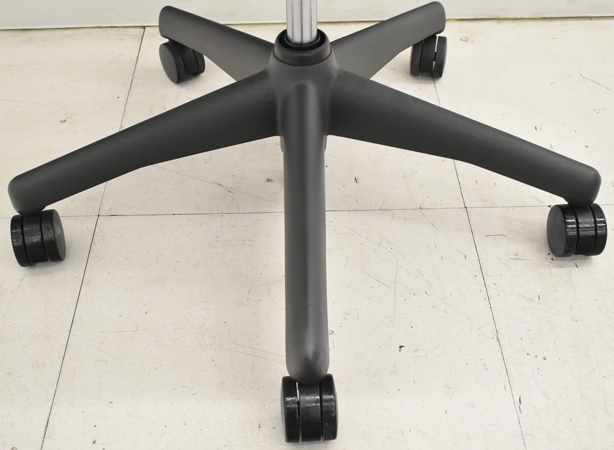 【中古】ハーマンミラー　アーロンチェア　スタンダード　Ｂサイズ　ランバーサポート　昇降ガス新品交換済　ブラック　2025121103【中古オフィス家具】