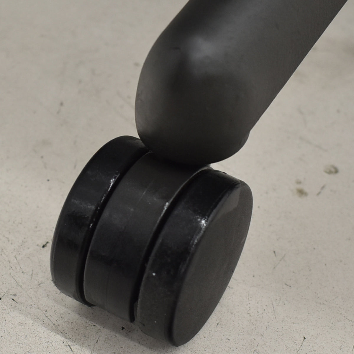 【中古】ハーマンミラー　アーロンチェア　スタンダード　Ｂサイズ　ランバーサポート　昇降ガス新品交換済　ブラック　2025121103【中古オフィス家具】