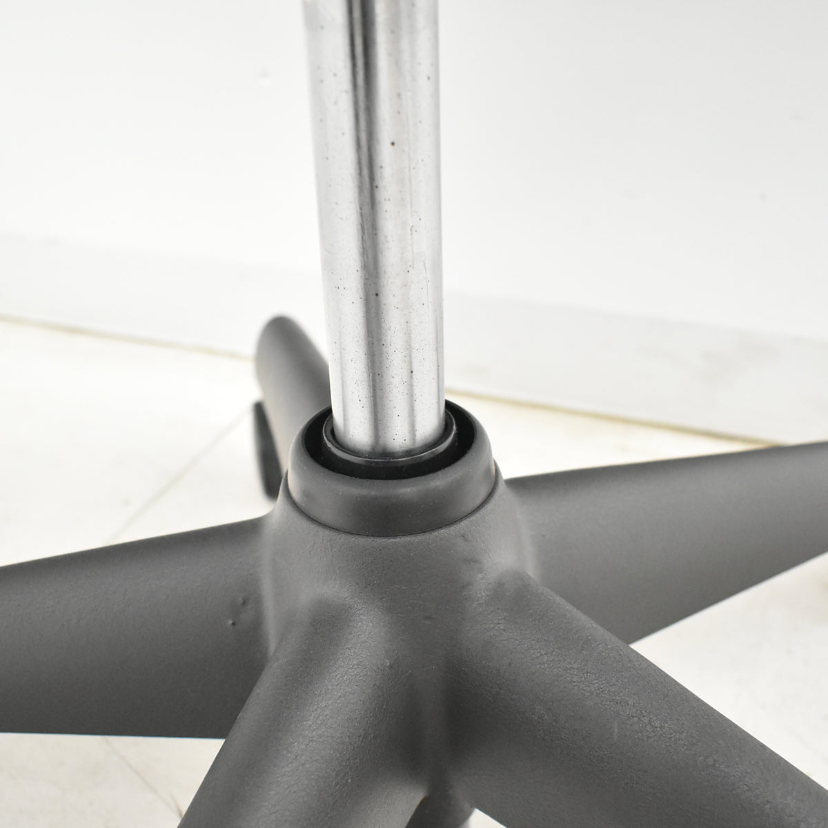 【中古】ハーマンミラー　アーロンチェア　スタンダード　Ｂサイズ　ランバーサポート　昇降ガス新品交換済　ブラック　2025121103【中古オフィス家具】