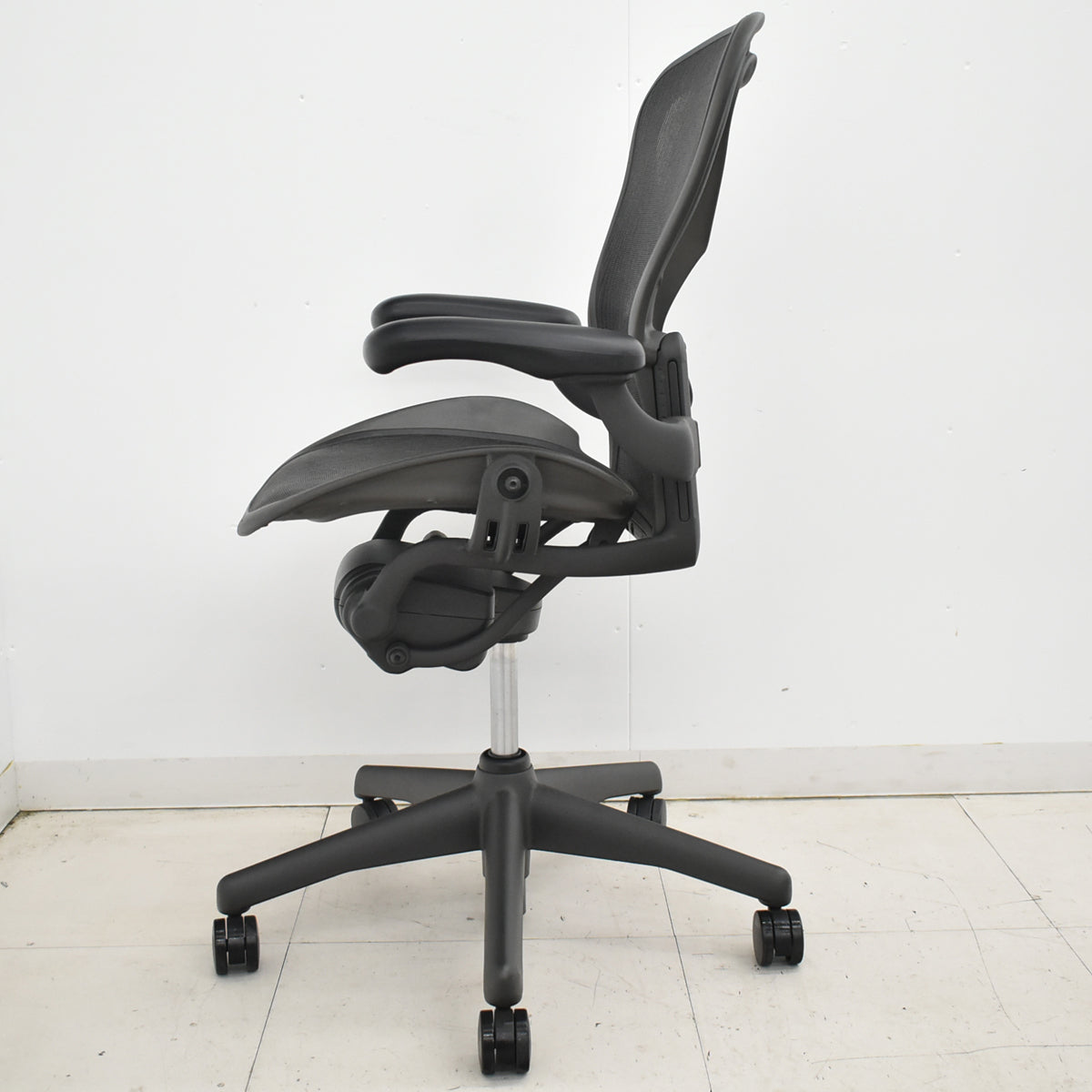 【中古】ハーマンミラー　アーロンチェア　スタンダード　Ｂサイズ　ランバーサポート　昇降ガス新品交換済　ブラック　2025121103【中古オフィス家具】