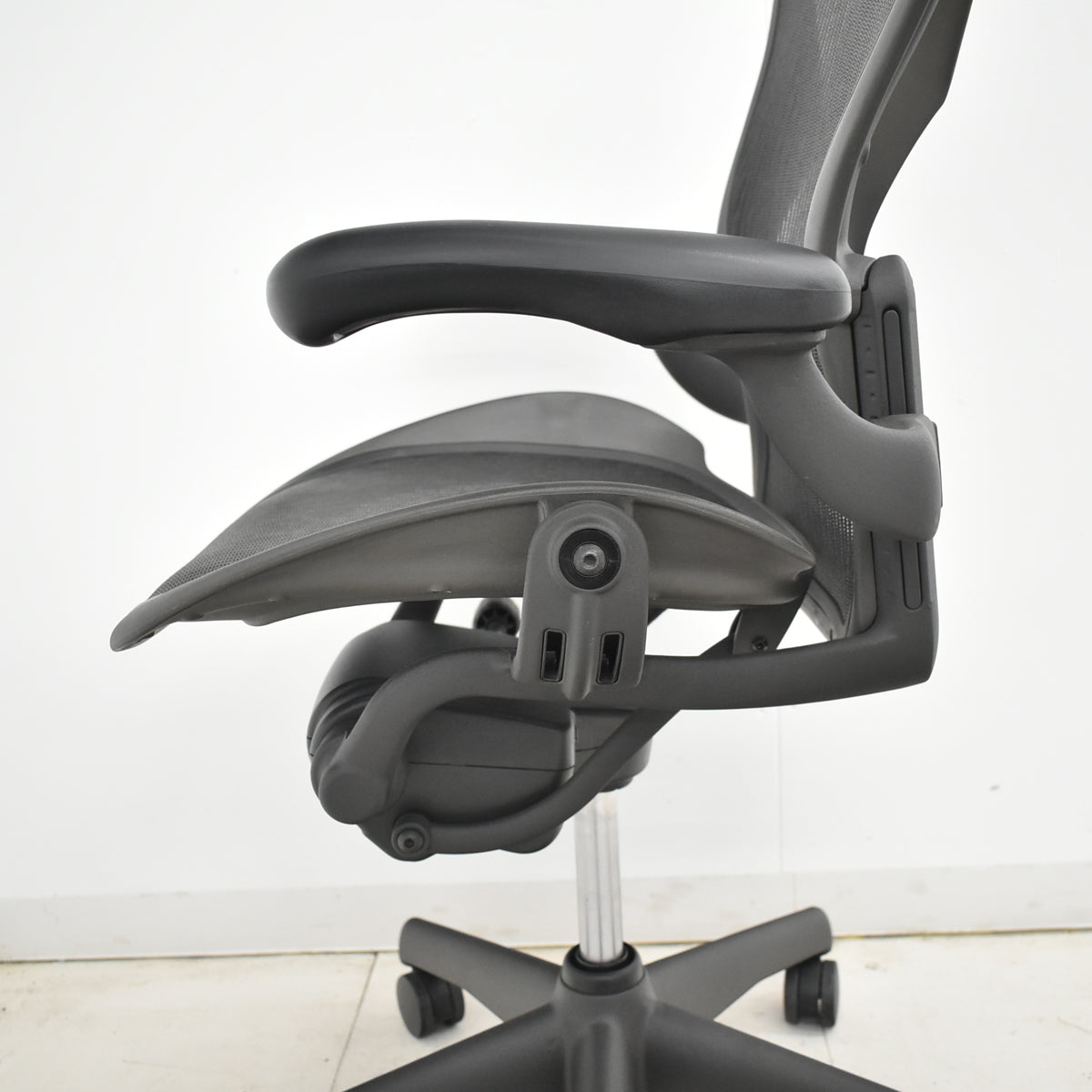 【中古】ハーマンミラー　アーロンチェア　スタンダード　Ｂサイズ　ランバーサポート　昇降ガス新品交換済　ブラック　2025121103【中古オフィス家具】