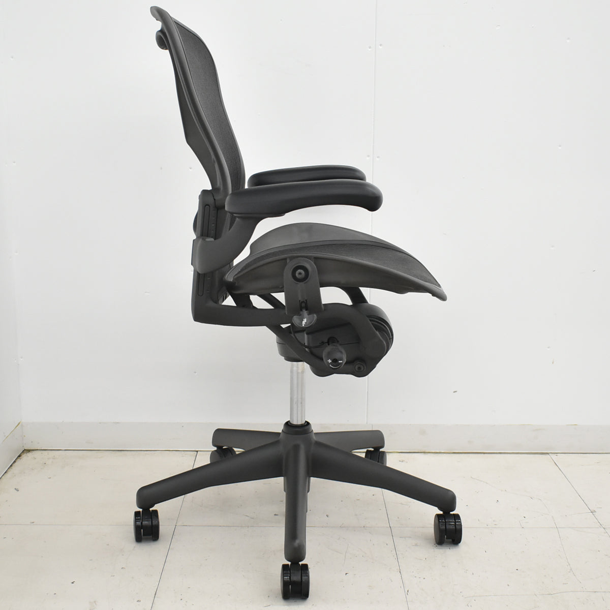 【中古】ハーマンミラー　アーロンチェア　スタンダード　Ｂサイズ　ランバーサポート　昇降ガス新品交換済　ブラック　2025121103【中古オフィス家具】