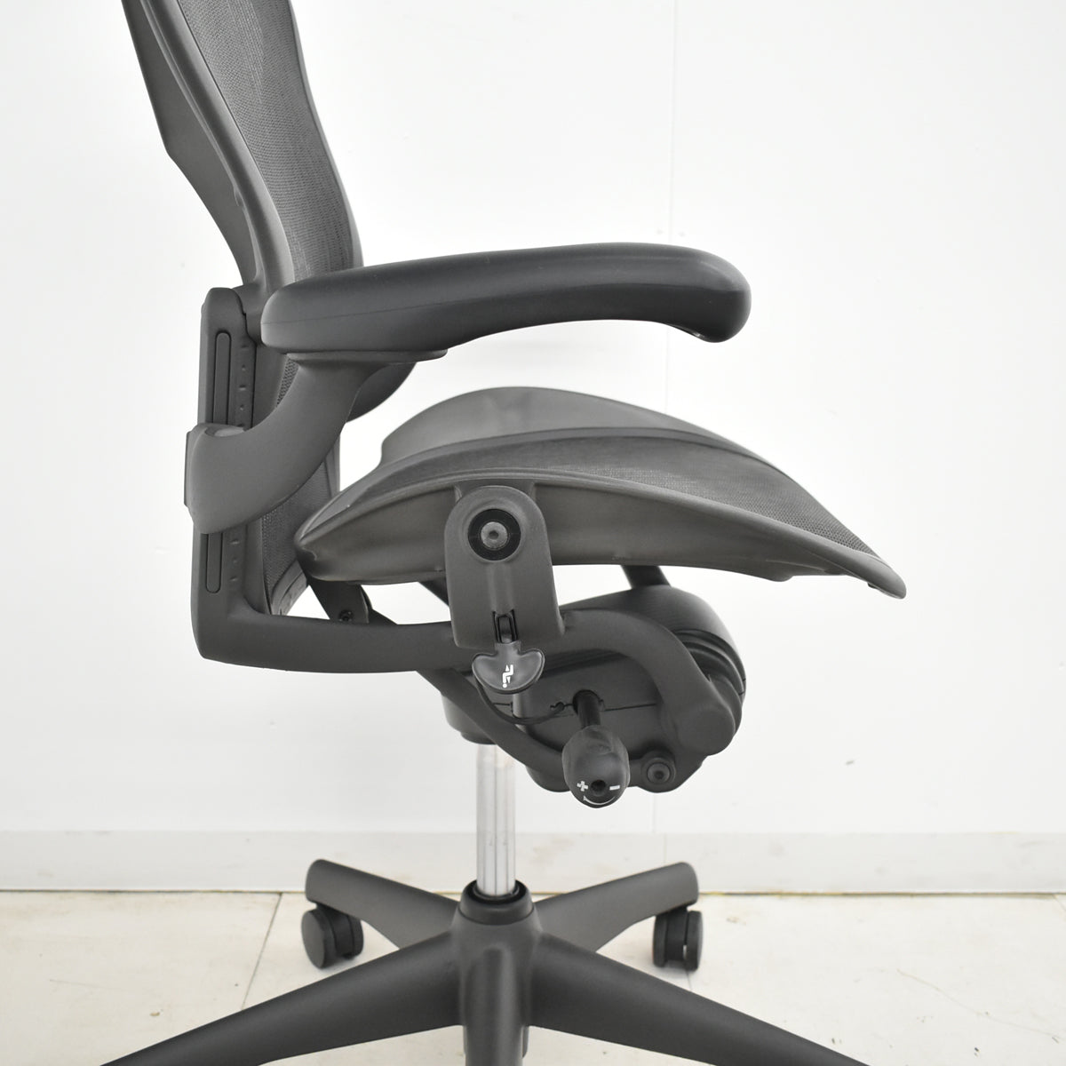 【中古】ハーマンミラー　アーロンチェア　スタンダード　Ｂサイズ　ランバーサポート　昇降ガス新品交換済　ブラック　2025121103【中古オフィス家具】