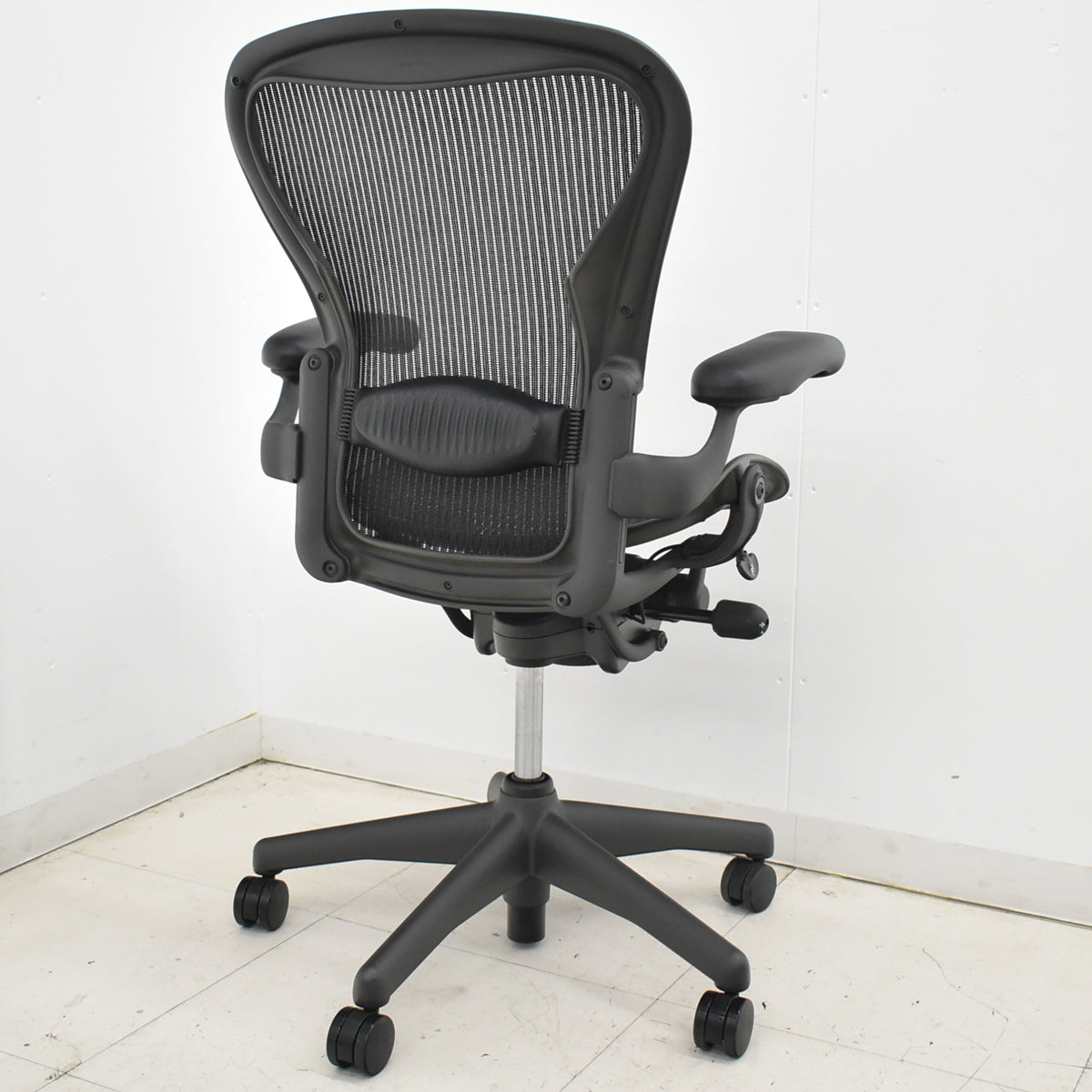 【中古】ハーマンミラー　アーロンチェア　スタンダード　Ｂサイズ　ランバーサポート　昇降ガス新品交換済　ブラック　2025121103【中古オフィス家具】