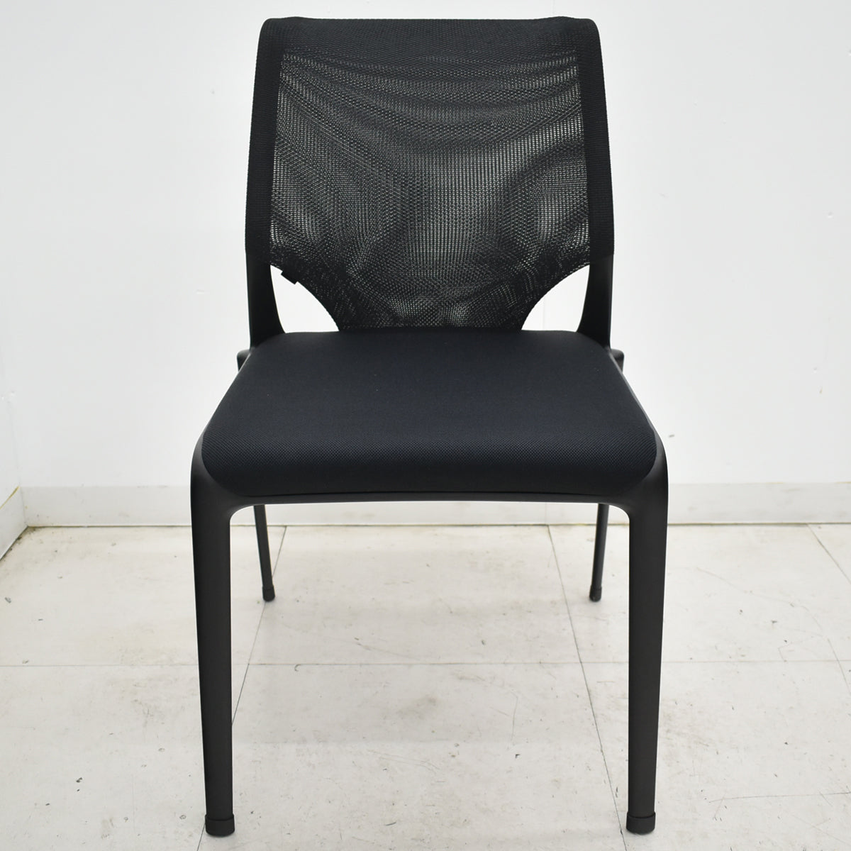 【中古】ヴィトラ　メダスリム　カンファレンスチェア　ブラック 幅522　2025121504【中古オフィス家具】