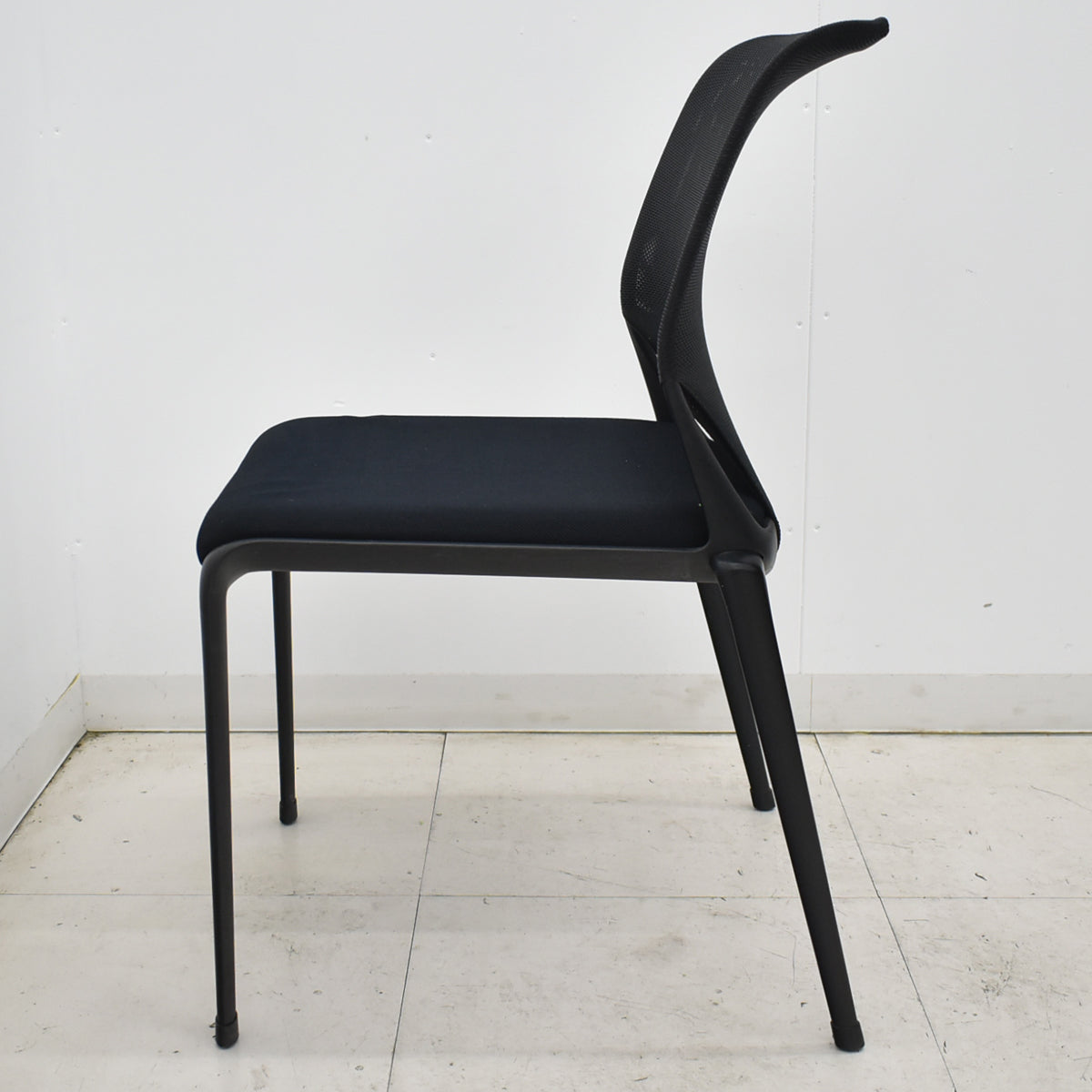 【中古】ヴィトラ　メダスリム　カンファレンスチェア　ブラック 幅522　2025121504【中古オフィス家具】