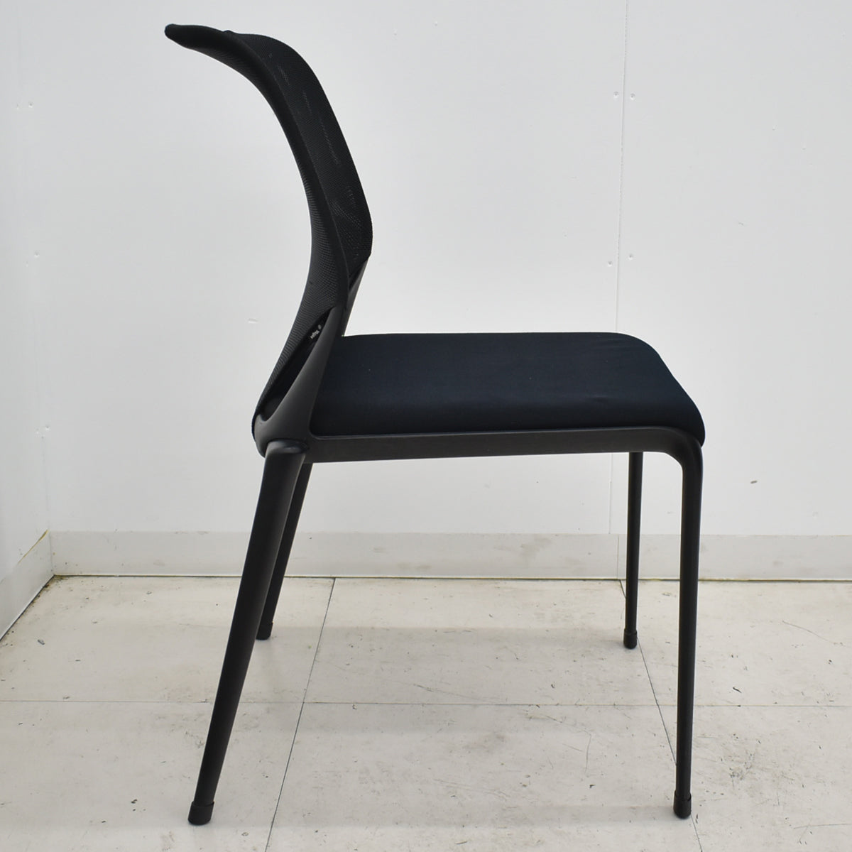 【中古】ヴィトラ　メダスリム　カンファレンスチェア　ブラック 幅522　2025121504【中古オフィス家具】