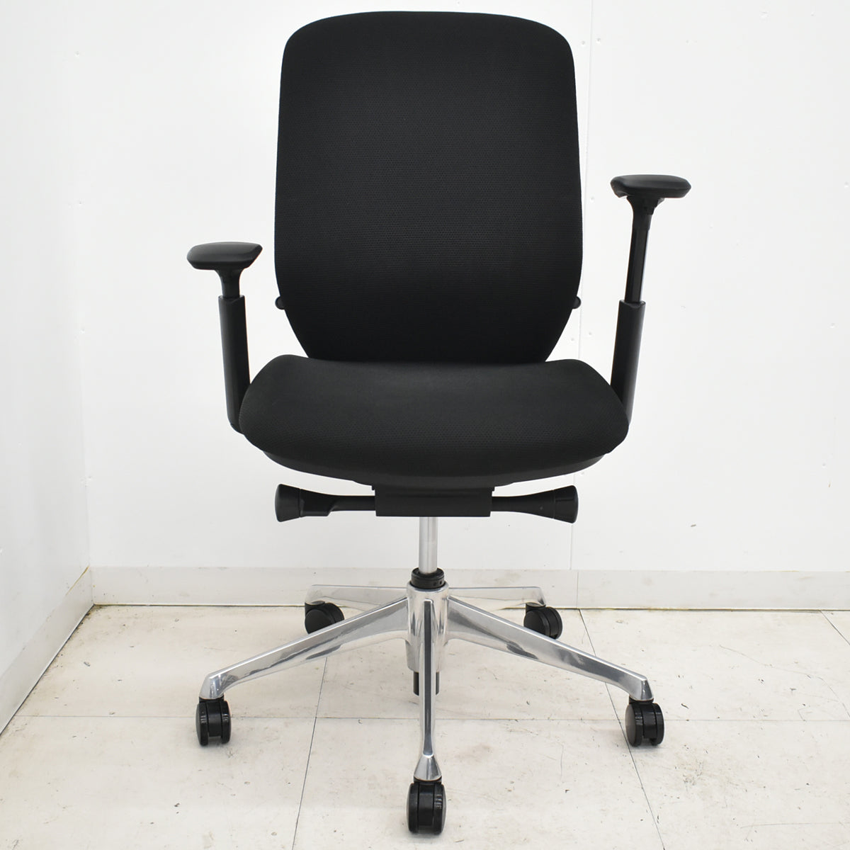 【中古】オカムラ　シルフィー　ハイバック　可動肘　バックカーブアジャスト　前傾機能　ポリッシュ　2025121505【中古オフィス家具】