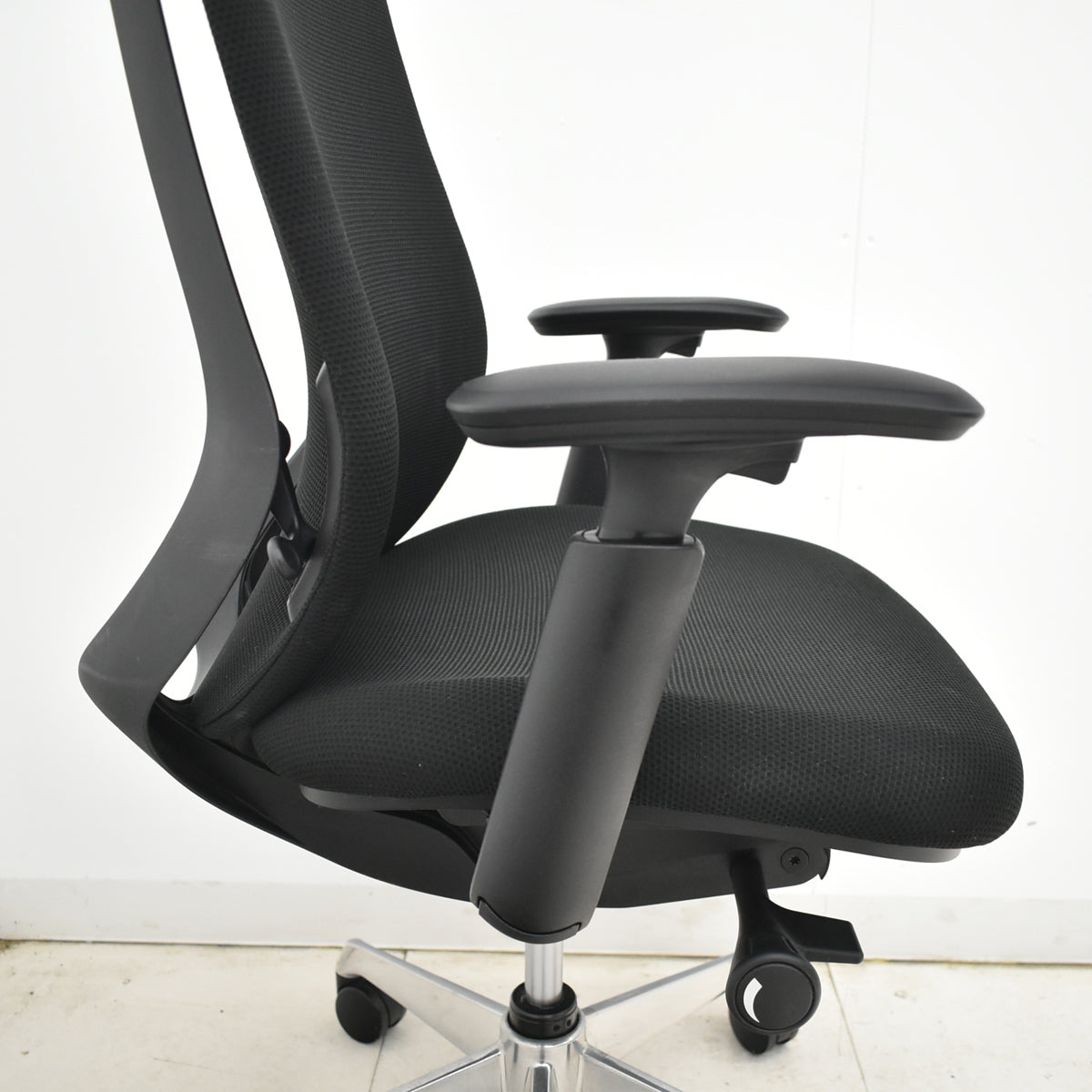 【中古】オカムラ　シルフィー　ハイバック　可動肘　バックカーブアジャスト　前傾機能　ポリッシュ　2025121505【中古オフィス家具】