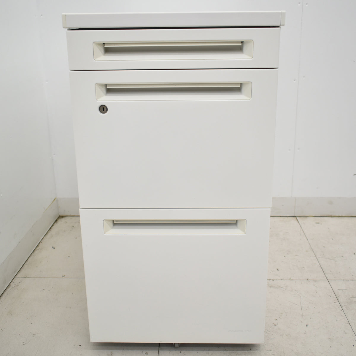 【中古】オカムラ　アドバンスシリーズ　３段脇机　ホワイト　幅400　2025121506【中古オフィス家具】
