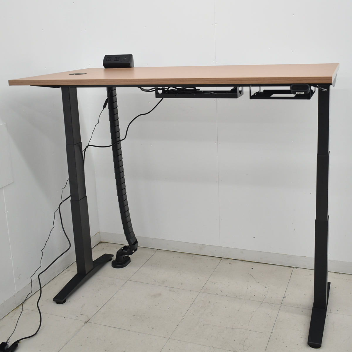 【中古】ハーマンミラー　オーグメントレシオ　電動昇降デスク　ワイヤレス充電器　電源タップ（クランプ式）幅1475　ナチュラル　2025121604【中古オフィス家具】