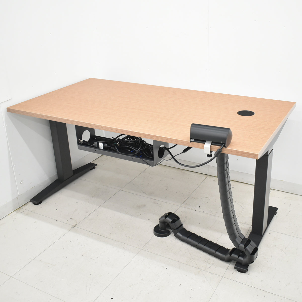 【中古】ハーマンミラー　オーグメントレシオ　電動昇降デスク　ワイヤレス充電器　電源タップ（クランプ式）幅1475　ナチュラル　2025121604【中古オフィス家具】