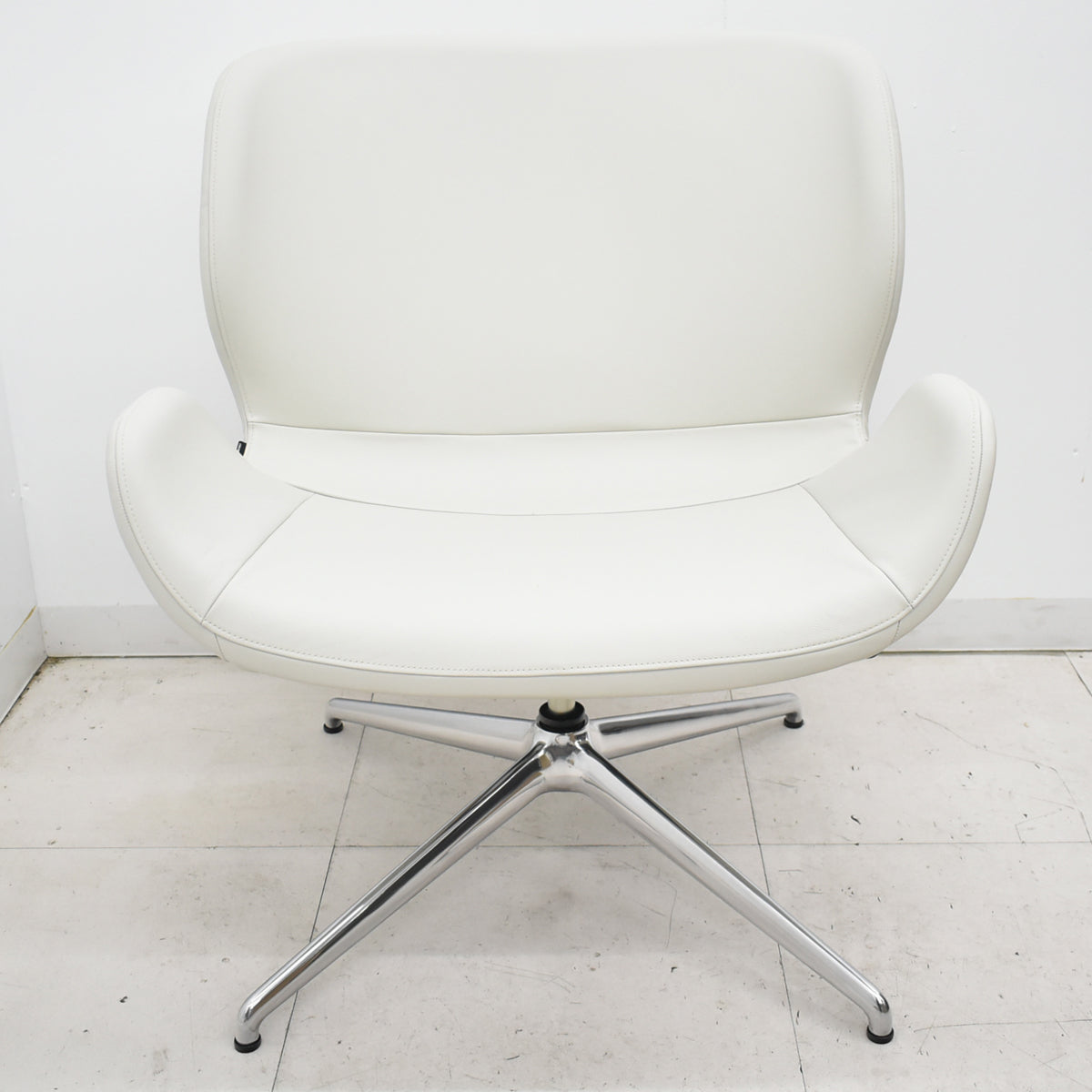 【中古】[新品未使用品・箱不良]オカムラ　フロックス　ラウンジチェア　アルミ４スターレッグ（グライド）幅720　革張り　ホワイト　2025121701【中古オフィス家具】