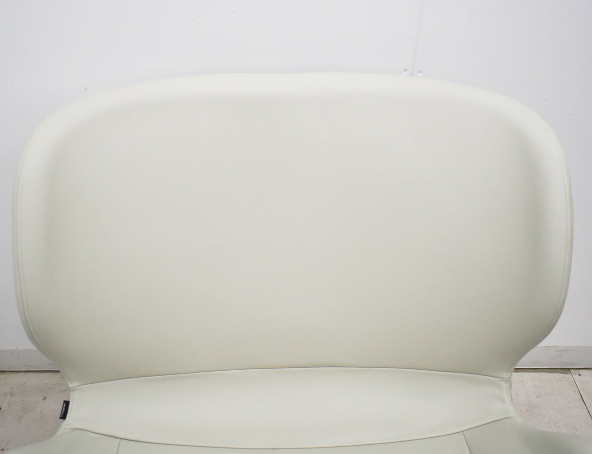 【中古】[新品未使用品・箱不良]オカムラ　フロックス　ラウンジチェア　アルミ４スターレッグ（グライド）幅720　革張り　ホワイト　2025121701【中古オフィス家具】