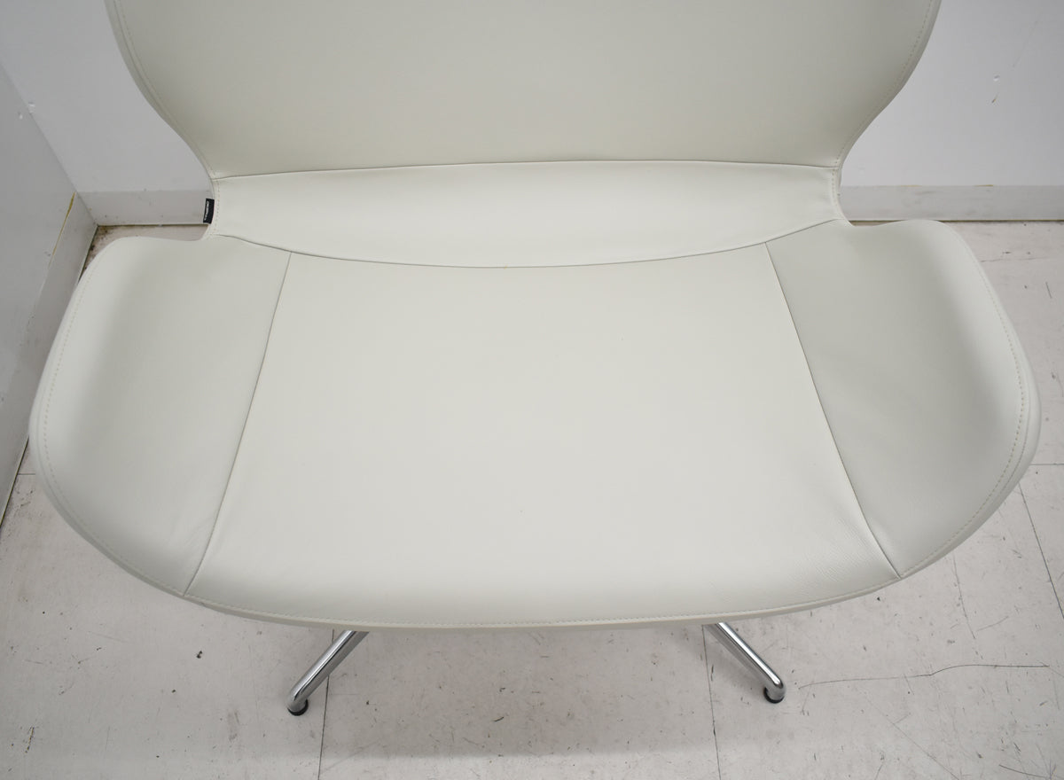 【中古】[新品未使用品・箱不良]オカムラ　フロックス　ラウンジチェア　アルミ４スターレッグ（グライド）幅720　革張り　ホワイト　2025121701【中古オフィス家具】