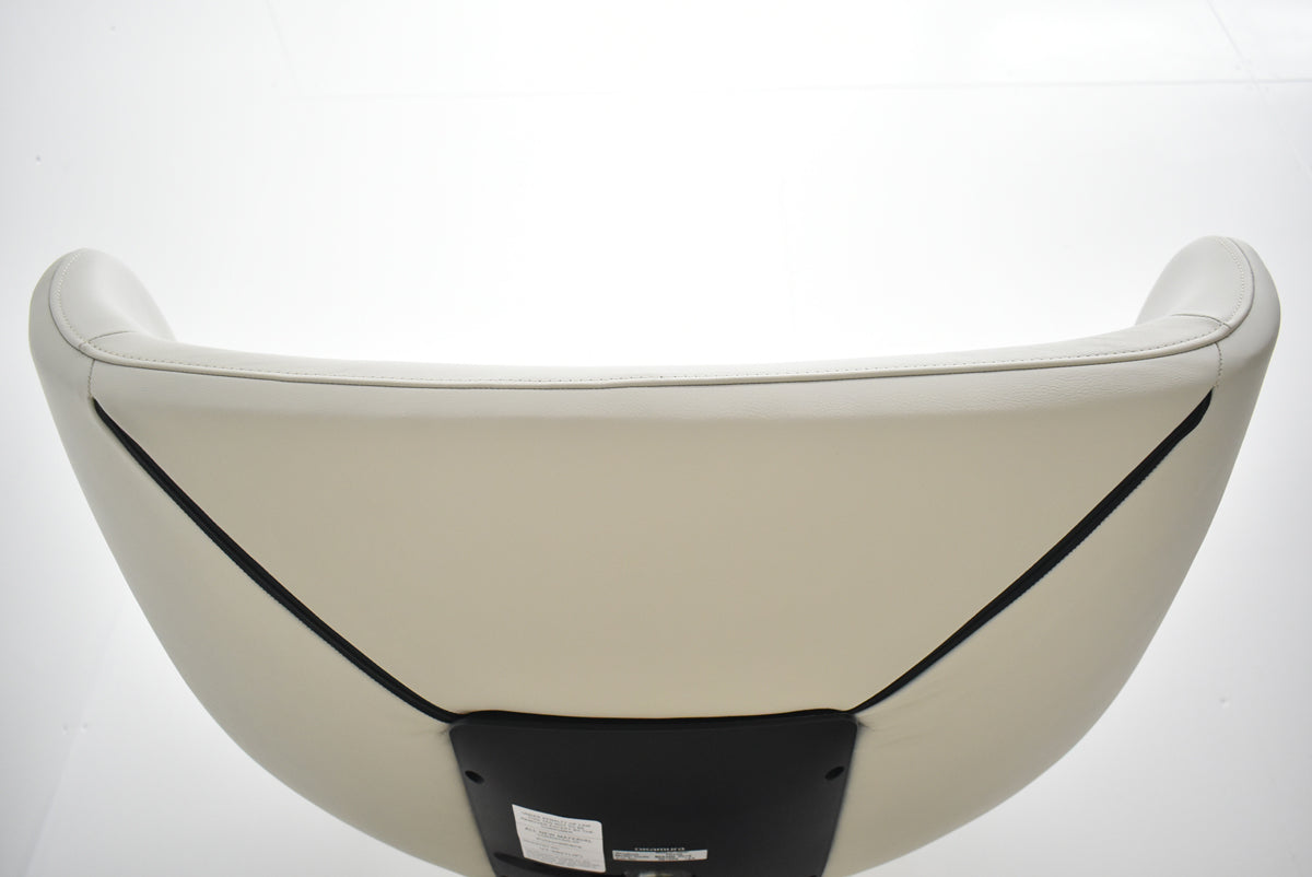 【中古】[新品未使用品・箱不良]オカムラ　フロックス　ラウンジチェア　アルミ４スターレッグ（グライド）幅720　革張り　ホワイト　2025121701【中古オフィス家具】