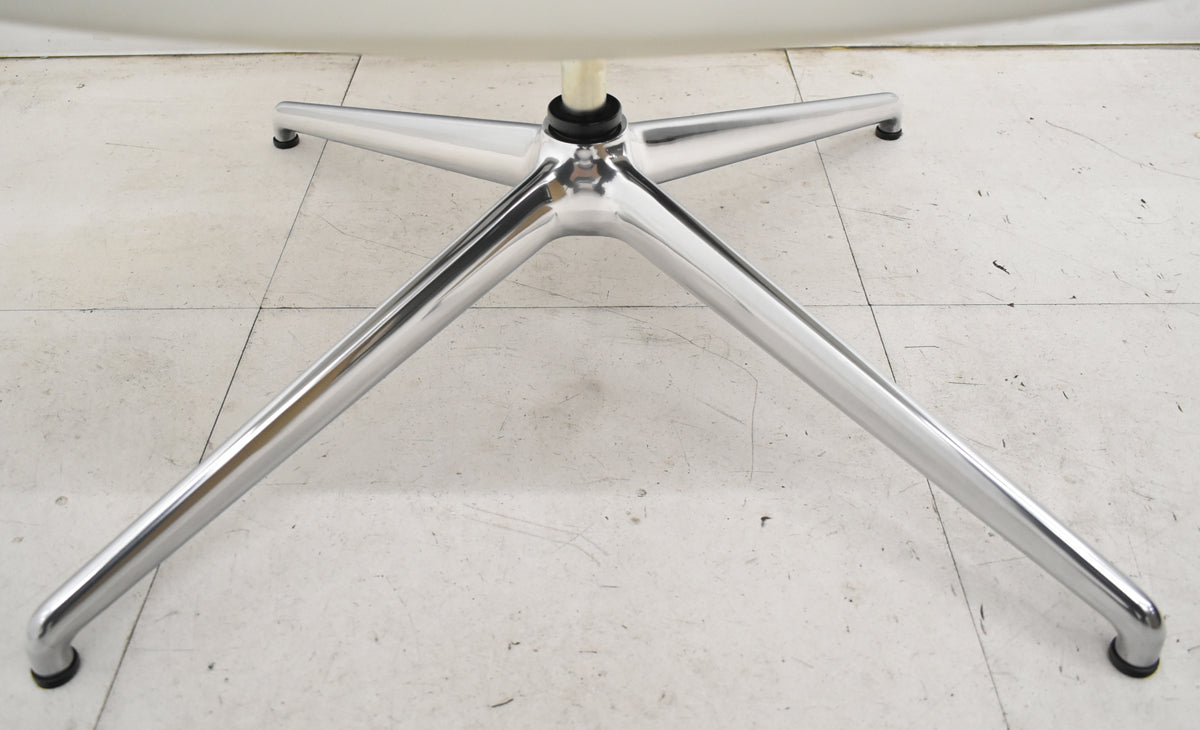 【中古】[新品未使用品・箱不良]オカムラ　フロックス　ラウンジチェア　アルミ４スターレッグ（グライド）幅720　革張り　ホワイト　2025121701【中古オフィス家具】