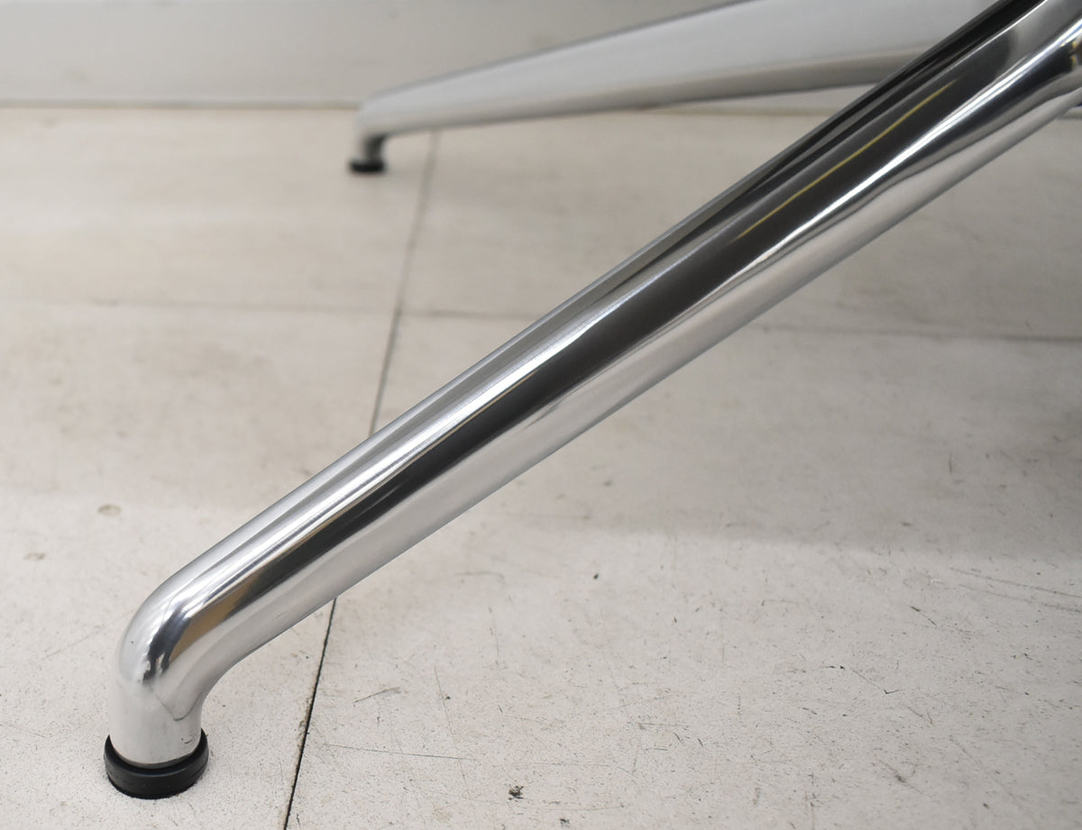 【中古】[新品未使用品・箱不良]オカムラ　フロックス　ラウンジチェア　アルミ４スターレッグ（グライド）幅720　革張り　ホワイト　2025121701【中古オフィス家具】