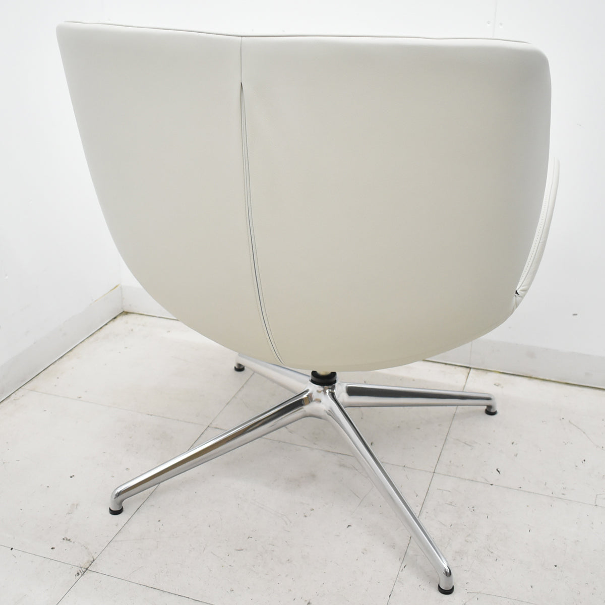 【中古】[新品未使用品・箱不良]オカムラ　フロックス　ラウンジチェア　アルミ４スターレッグ（グライド）幅720　革張り　ホワイト　2025121701【中古オフィス家具】