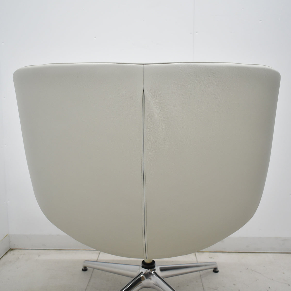 【中古】[新品未使用品・箱不良]オカムラ　フロックス　ラウンジチェア　アルミ４スターレッグ（グライド）幅720　革張り　ホワイト　2025121701【中古オフィス家具】