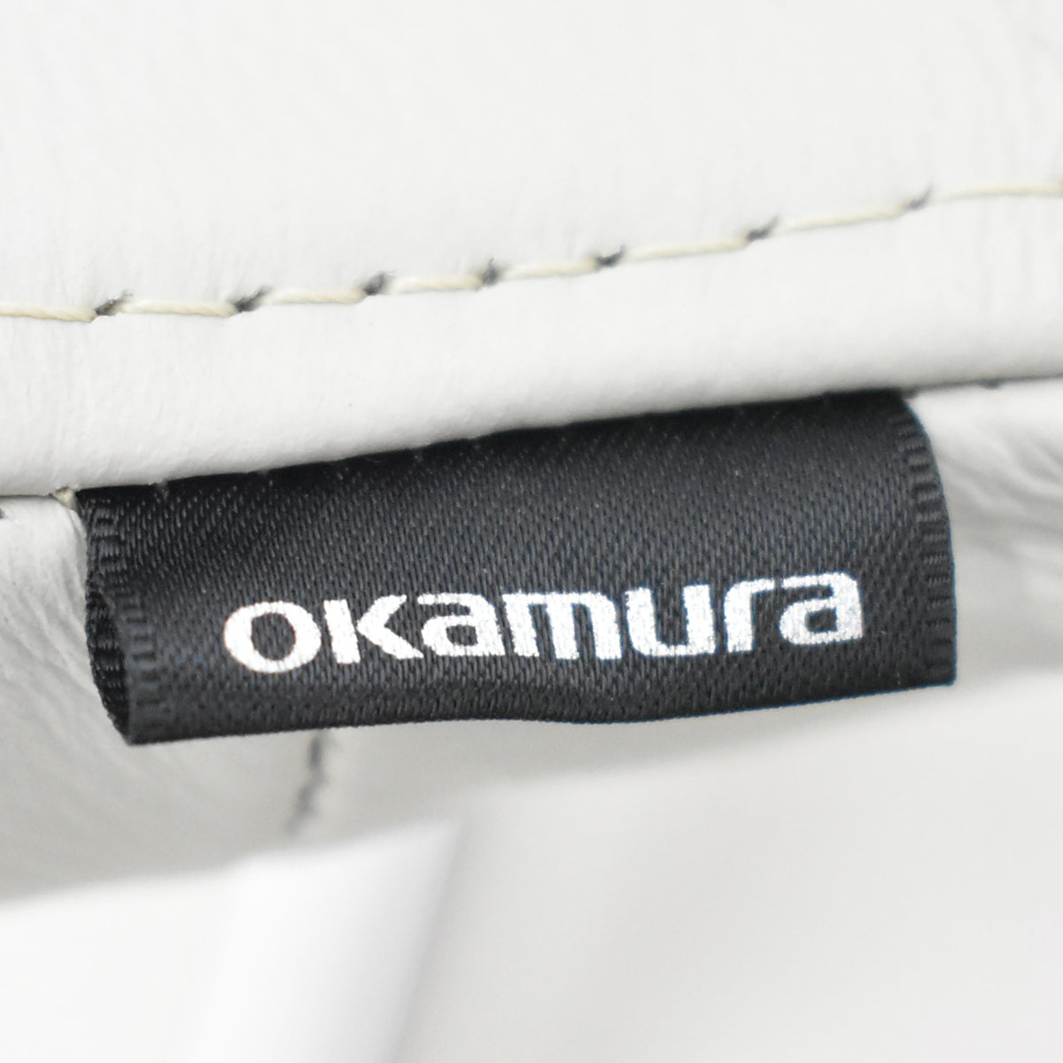 【中古】[新品未使用品・箱不良]オカムラ　フロックス　ラウンジチェア　アルミ４スターレッグ（グライド）幅720　革張り　ホワイト　2025121701【中古オフィス家具】