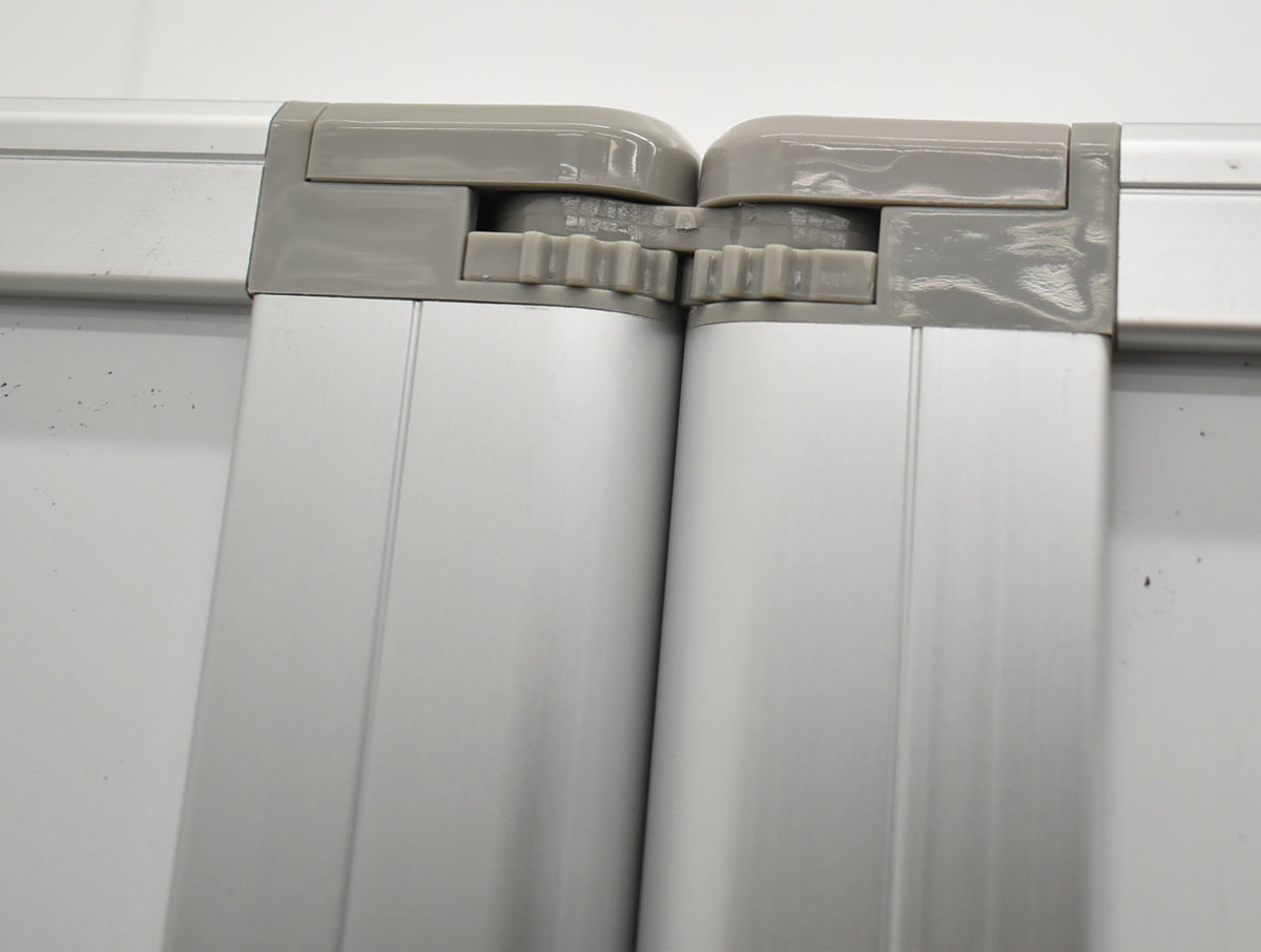 【中古】メーカー不明　３連パーテーション　ホワイトボードスクリーン　キャスター付　ホワイト　幅2700　2025121702【中古オフィス家具】