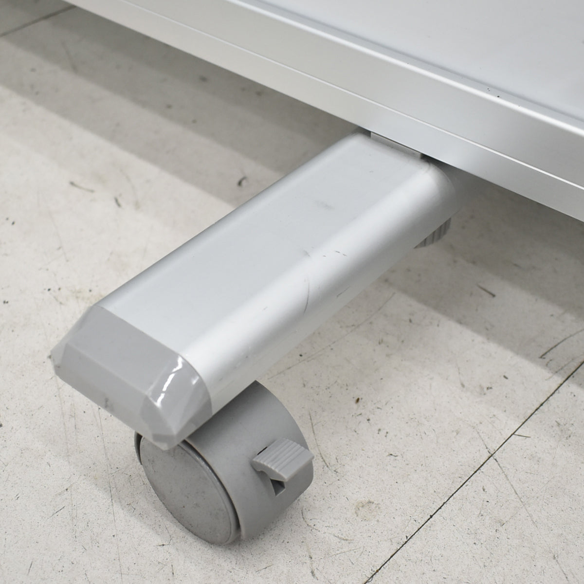 【中古】メーカー不明　３連パーテーション　ホワイトボードスクリーン　キャスター付　ホワイト　幅2700　2025121702【中古オフィス家具】