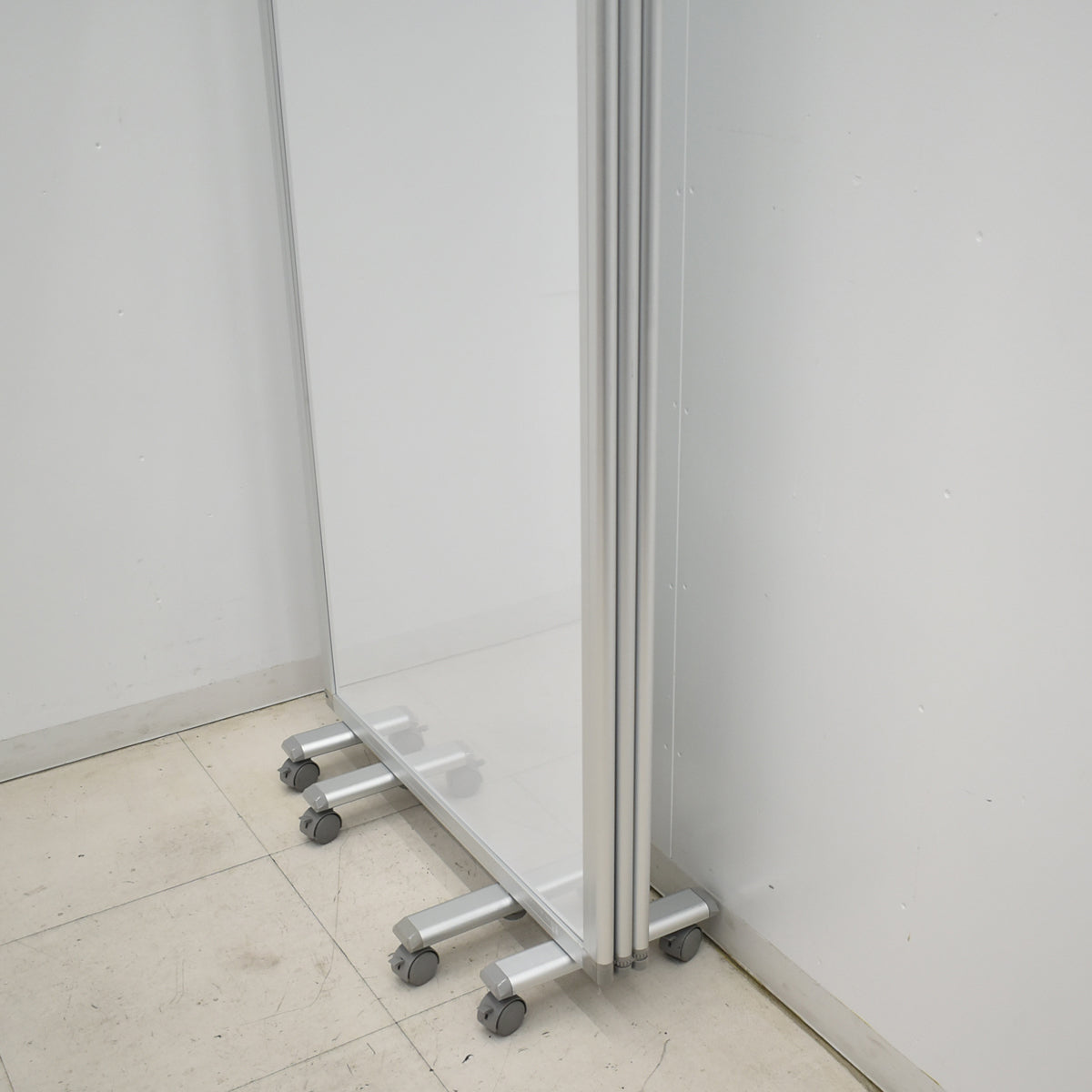 【中古】メーカー不明　３連パーテーション　ホワイトボードスクリーン　キャスター付　ホワイト　幅2700　2025121702【中古オフィス家具】