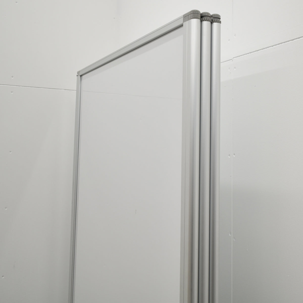 【中古】メーカー不明　３連パーテーション　ホワイトボードスクリーン　キャスター付　ホワイト　幅2700　2025121702【中古オフィス家具】