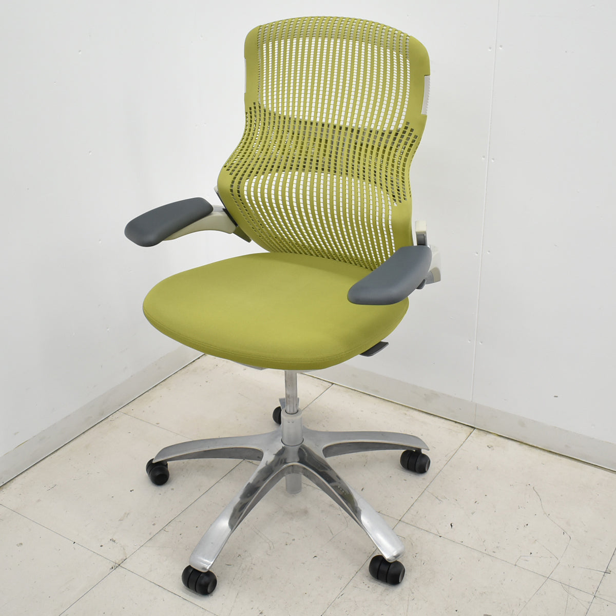【中古】Knoll　ジェネレーション　可動肘（ハイパフォーマンス肘）ポリッシュ脚　グリーン　2025121704【中古オフィス家具】