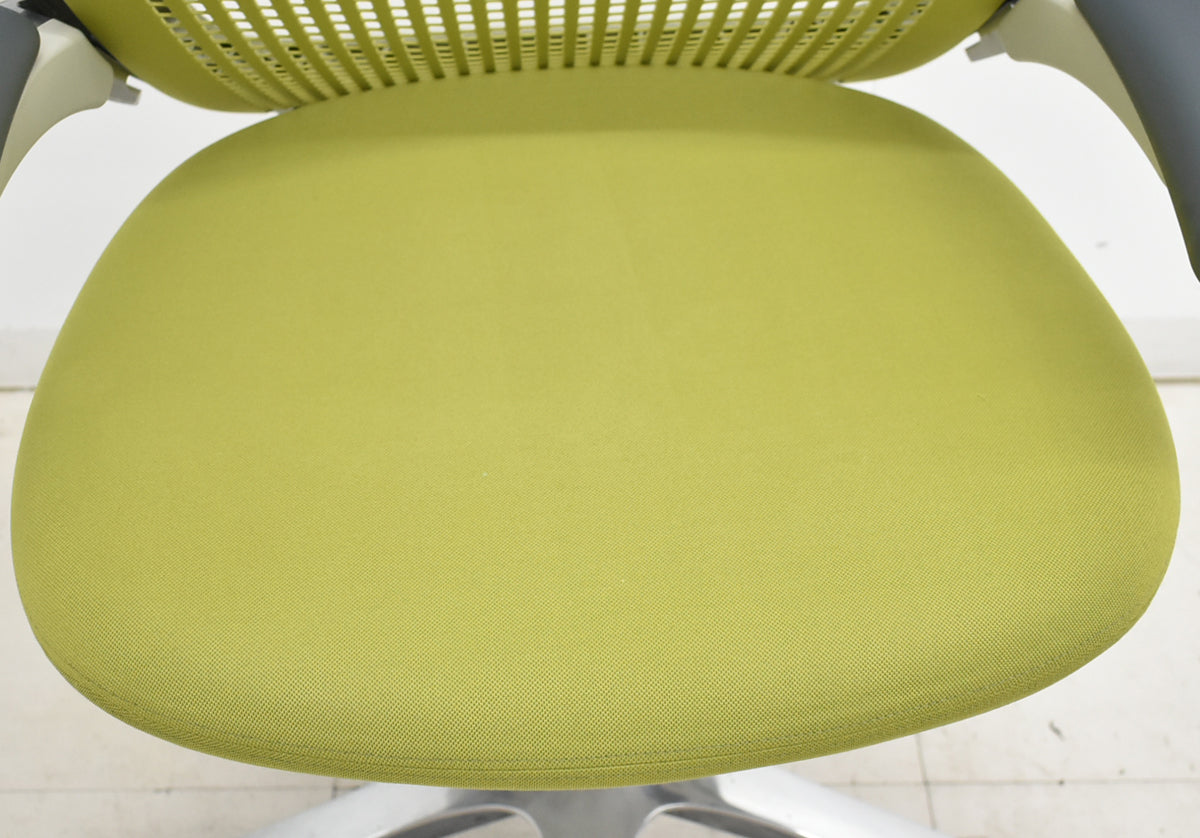 【中古】Knoll　ジェネレーション　可動肘（ハイパフォーマンス肘）ポリッシュ脚　グリーン　2025121704【中古オフィス家具】