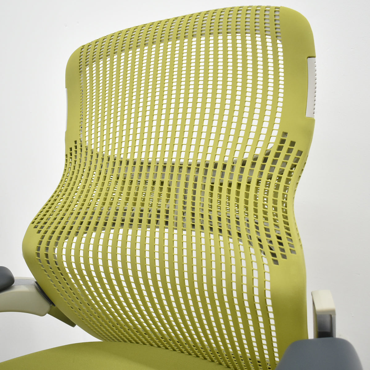 【中古】Knoll　ジェネレーション　可動肘（ハイパフォーマンス肘）ポリッシュ脚　グリーン　2025121704【中古オフィス家具】