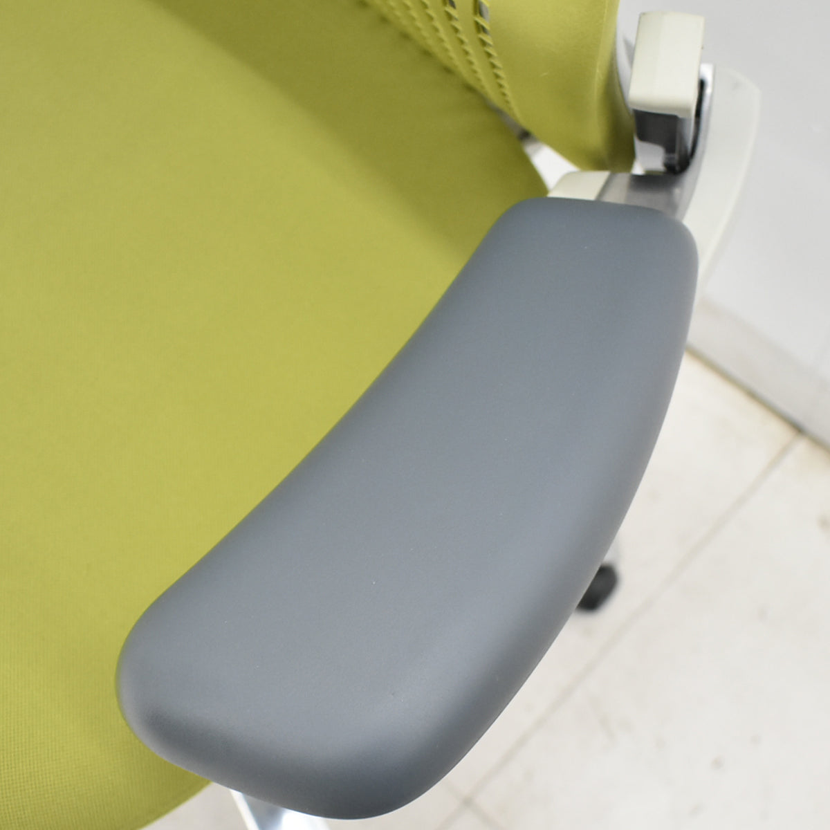 【中古】Knoll　ジェネレーション　可動肘（ハイパフォーマンス肘）ポリッシュ脚　グリーン　2025121704【中古オフィス家具】