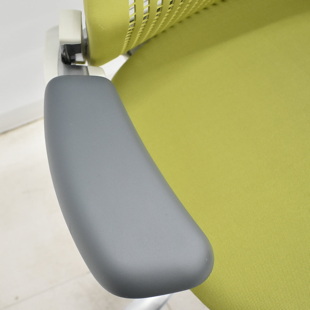 【中古】Knoll　ジェネレーション　可動肘（ハイパフォーマンス肘）ポリッシュ脚　グリーン　2025121704【中古オフィス家具】