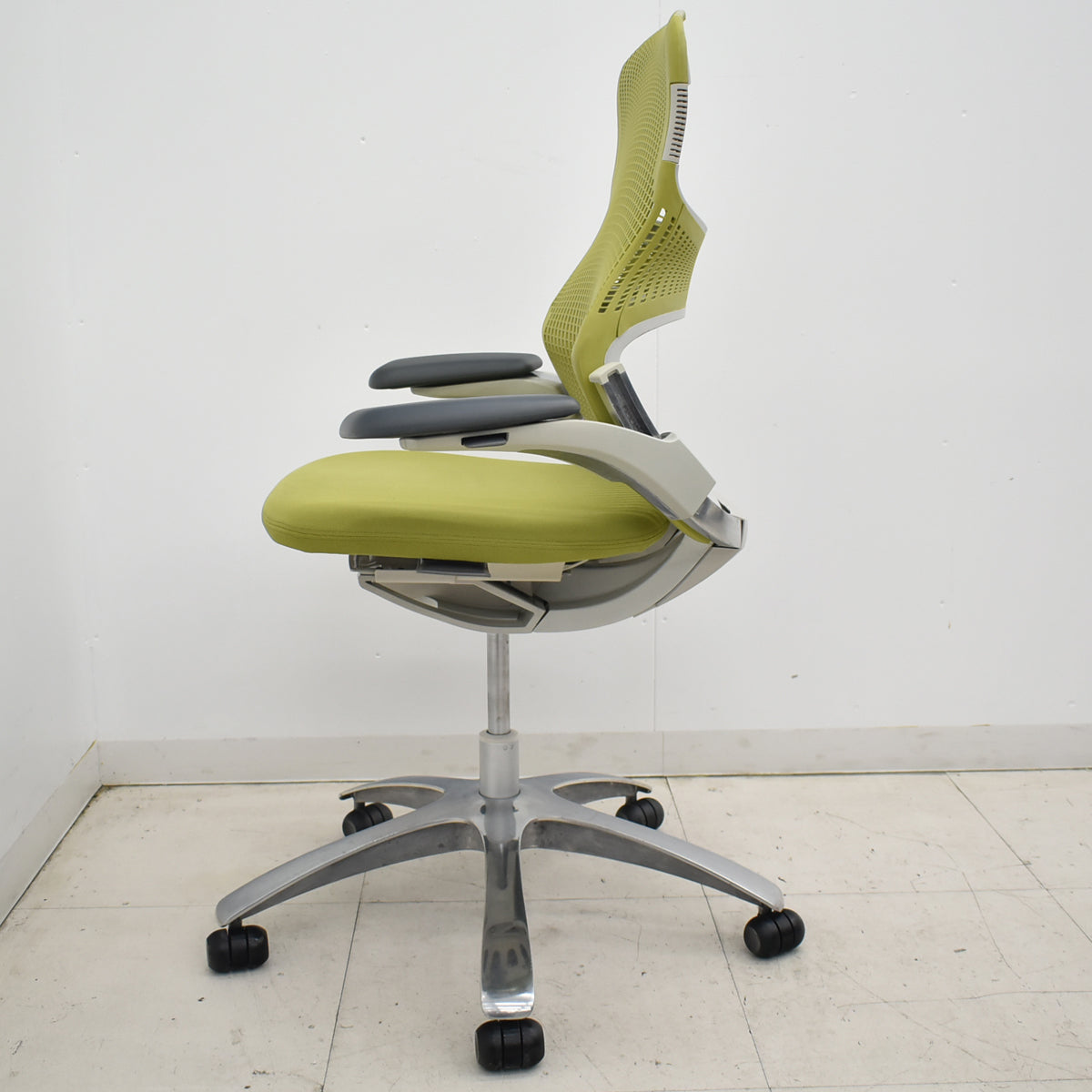 【中古】Knoll　ジェネレーション　可動肘（ハイパフォーマンス肘）ポリッシュ脚　グリーン　2025121704【中古オフィス家具】